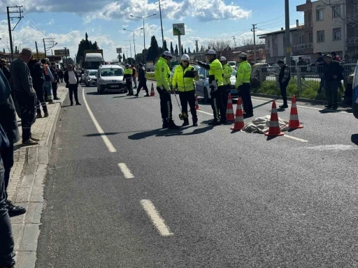 İzmir&rsquo;de otomobilin &ccedil;arptığı kadın hayatını kaybetti
