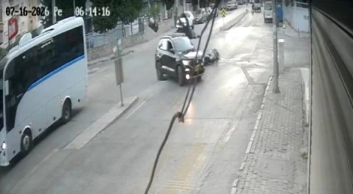 İzmir&rsquo;de otomobilin motosiklete &ccedil;arpıp ka&ccedil;tığı kaza kameraya yansıdı
