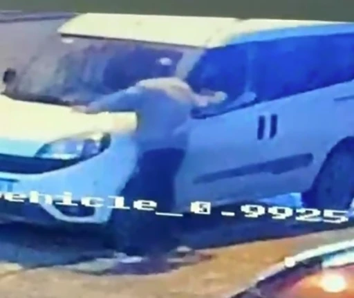 İzmir&rsquo;de park halindeki ara&ccedil;lara saldırı kamerada
