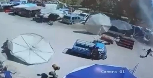 İzmir’de pazar şemsiyesi hamile kadın ve çocuğunun üzerine düştü
