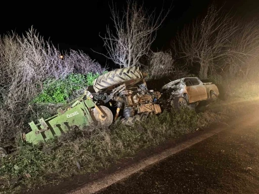 İzmir&rsquo;de pikap trakt&ouml;re arkadan &ccedil;arptı: 2 yaralı
