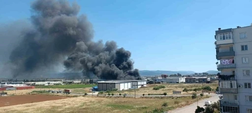 İzmir’de plastik sandalye fabrikasında yangın

