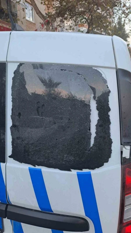 İzmir’de polis aracına saldırıp camı kırdılar
