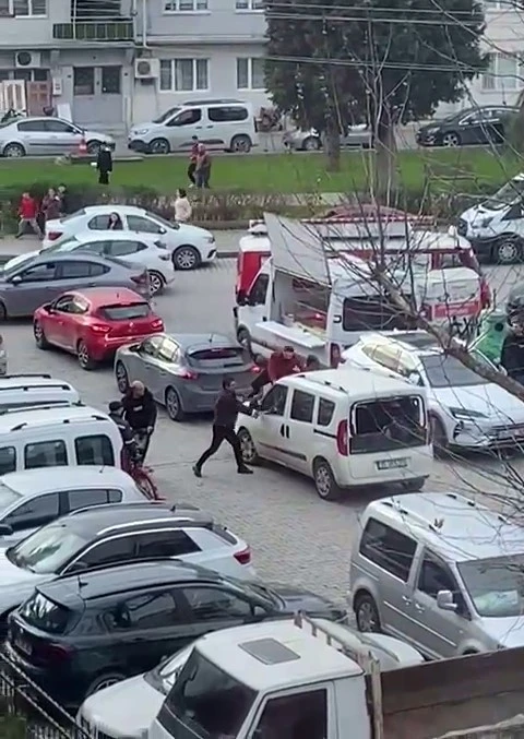 İzmir&rsquo;de polis merkezi &ouml;n&uuml;nde sopayla darp kamerada
