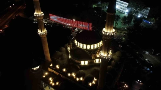 İzmir&rsquo;de Ramazan ayının ilk teravih namazı kılındı
