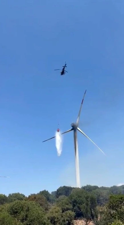 İzmir&rsquo;de r&uuml;zgar t&uuml;rbinindeki yangına helikopterle m&uuml;dahale
