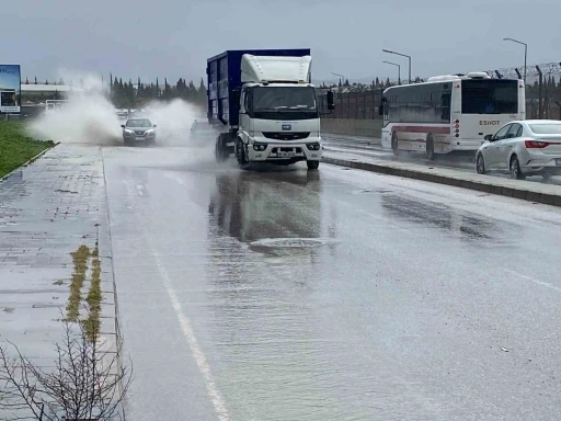İzmir&rsquo;de sağanak etkili oldu: Yollar g&ouml;le d&ouml;nd&uuml;, trafik kilitlendi
