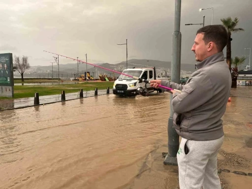 İzmir&rsquo;de sağanak hayatı fel&ccedil; etti: Kordon g&ouml;le d&ouml;nd&uuml;, vatandaş oltayla tepki g&ouml;sterdi
