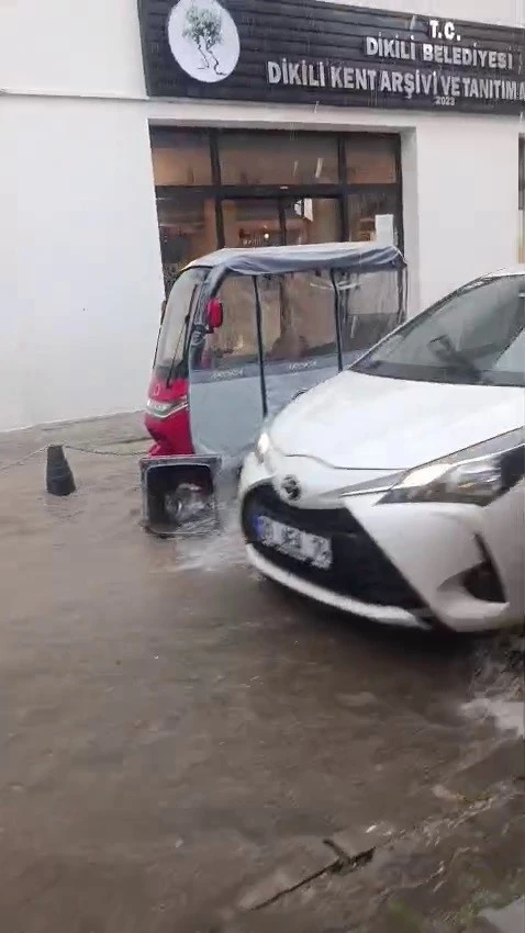 İzmir&rsquo;de sağanak sokakları g&ouml;le &ccedil;evirdi
