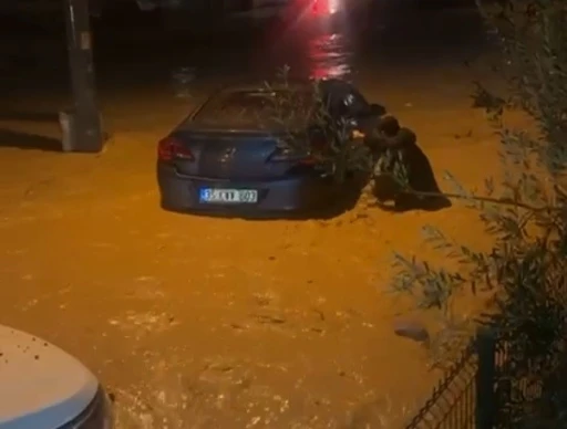 İzmir&rsquo;de sağanak ve fırtına hayatı fel&ccedil; etti: Sel suları ara&ccedil;ları s&uuml;r&uuml;kledi
