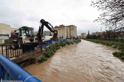 İzmir&rsquo;de sağanak yağış: B&uuml;y&uuml;kşehir ekipleri seferber oldu
