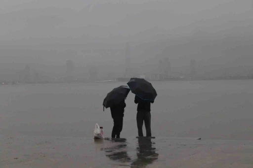 İzmir’de sağanak yağış: en çok etklelenen kuzey ilçeleri
