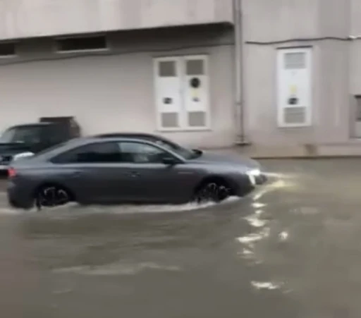 İzmir&rsquo;de sağanak yağış hayatı olumsuz etkiledi
