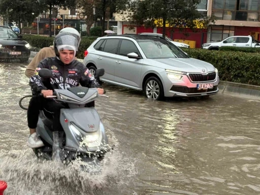 İzmir&rsquo;de sağanak yağış hayatı olumsuz etkiledi: Caddeler g&ouml;le d&ouml;nd&uuml;
