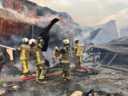 İzmir&rsquo;de sanayi sitesindeki yangın kontrol altına alındı
