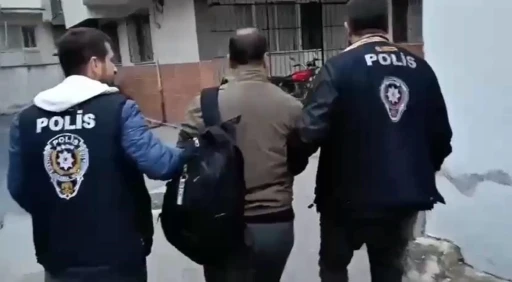 İzmir&rsquo;de siber operasyonu: 4 firari dolandırıcı yakalandı
