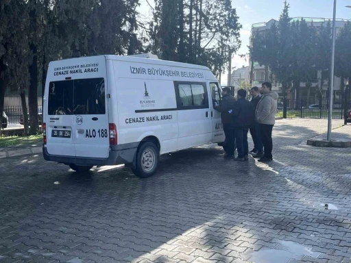İzmir&rsquo;de su dolu alt ge&ccedil;itte hayatını kaybeden s&uuml;r&uuml;c&uuml; son yolculuğuna uğurlandı
