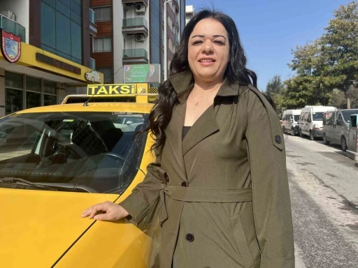 İzmir&rsquo;de taksi direksiyonunda kadın g&uuml;c&uuml;
