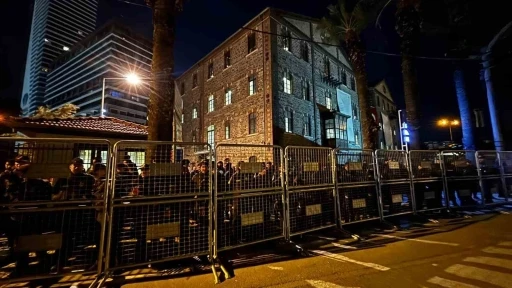 İzmir&rsquo;de tartışmalı &rsquo;Meslek Fabrikası&rsquo; demir bariyerle &ccedil;evrildi
