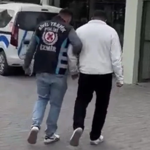 İzmir&rsquo;de trafikte aracın &ouml;n&uuml;n&uuml; kesen s&uuml;r&uuml;c&uuml;ye ağır ceza
