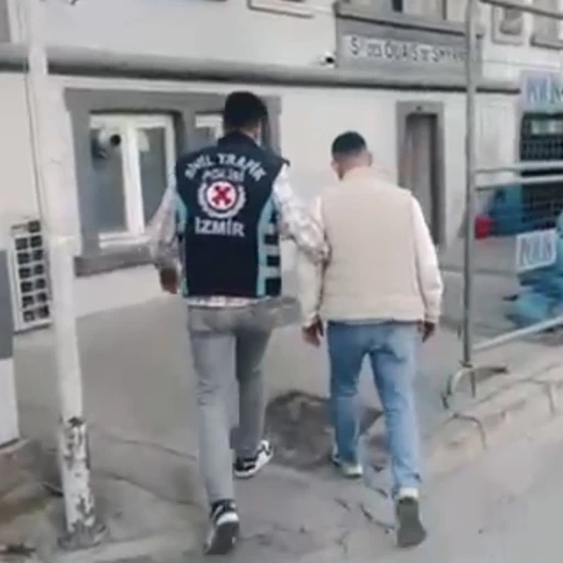 İzmir&rsquo;de trafikte makas atan s&uuml;r&uuml;c&uuml;ye 90 bin lira ceza
