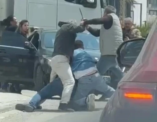 İzmir’de trafikte satırlı kavga kamerada
