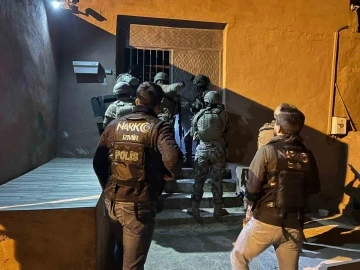 İzmir’de ünlü gece kulübüne uyuşturucu baskını: 3’ü polis 24 gözaltı
