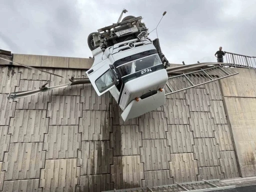 İzmir’de viyadükte askıda kalan tırın kaza anı kamerada
