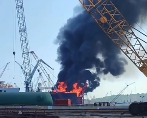İzmir&rsquo;de yakıt tankerinde korkutan yangın
