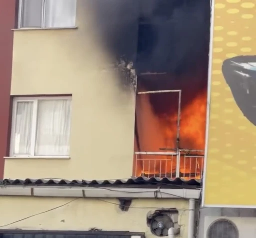 İzmir&rsquo;de yangında ev alevlere teslim oldu
