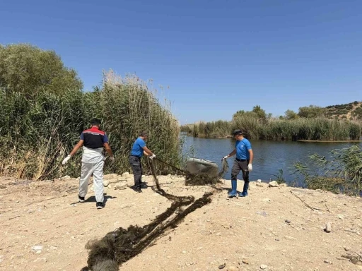 İzmir&rsquo;de yasa dışı avcılıkla m&uuml;cadele: 50 metrelik ağ sudan &ccedil;ıkarıldı

