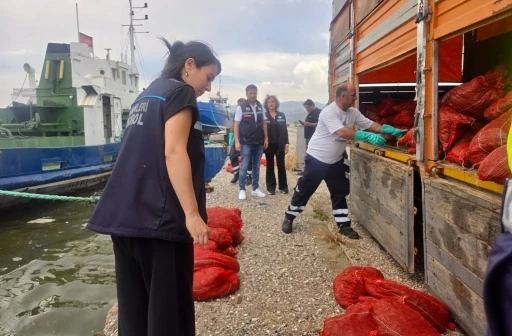 İzmir&rsquo;de yasa dışı su &uuml;r&uuml;nleri avcılarına ağır darbe: 7 ton ka&ccedil;ak midye ele ge&ccedil;irildi
