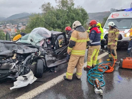 İzmir&rsquo;de zincirleme trafik kazası: &Ccedil;in uyruklu 2 kişi yaralandı
