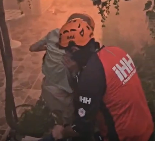 İzmir’deki yangından duygu dolu görüntüler: Mahsur kalanları ekipler böyle kurtardı
