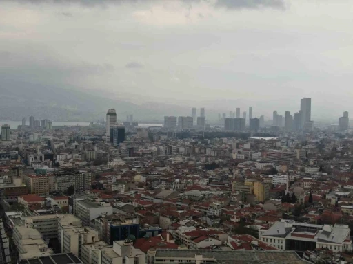 İzmir’e sis değil çöl tozu bulutu çöktü: Hava griye büründü
