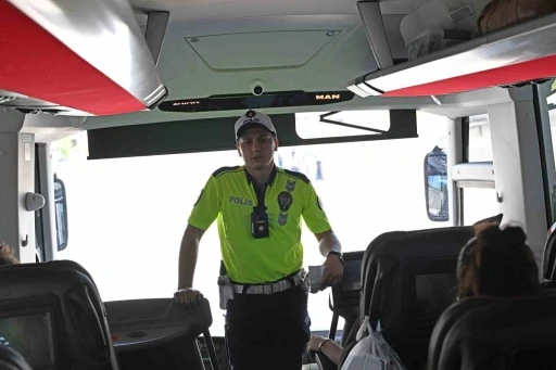 İzmir Emniyeti&rsquo;nden bayram mesaisi: Tedbirler en &uuml;st seviyeye &ccedil;ıkarıldı
