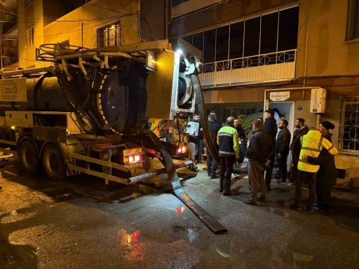 İzmir gece sağanak yağışa teslim oldu, ekipler gece boyunca sahada g&ouml;rev yaptı
