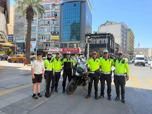 İzmir&rsquo;in efsane trafik polisi emekli oldu: Son anonsunda elleri titredi
