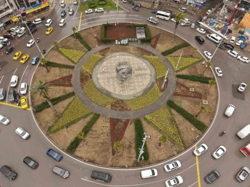 İzmir&rsquo;in kalbi &ccedil;i&ccedil;ek a&ccedil;tı
