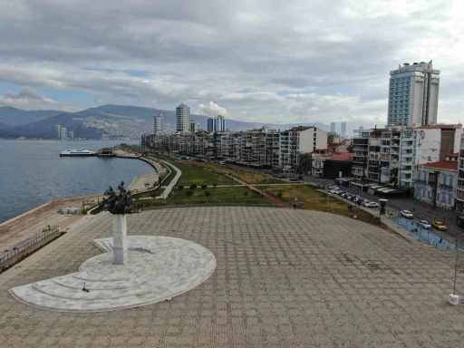 İzmir’in kalbinde bayram sessizliği

