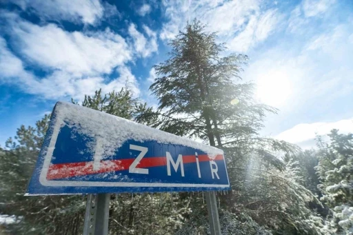 İzmir&rsquo;in y&uuml;ksek kesimlerinde karla m&uuml;cadele
