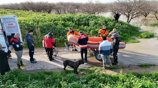 İzmir İtfaiyesi tavuk &ccedil;iftliğinde mahsur kalan hayvanlar i&ccedil;in zamanla yarıştı
