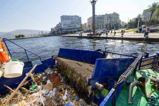 İzmir K&ouml;rfezi&rsquo;nden 1,2 milyon ton dip &ccedil;amuru, binlerce ton atık temizlendi
