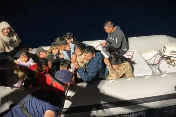 İzmir sularından, 24’ü çocuk 49 göçmen karaya çıkartıldı

