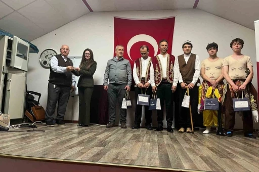 İzmirli öğrenciler geleneksel oyunları Belçika’da sahneledi
