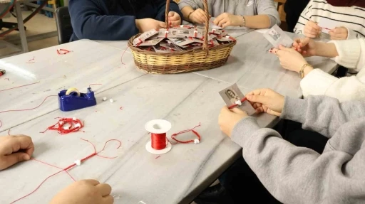 İzmit Beyaz Kalpler &ouml;ğrencilerinden kadın personele el emeği 8 Mart s&uuml;rprizi
