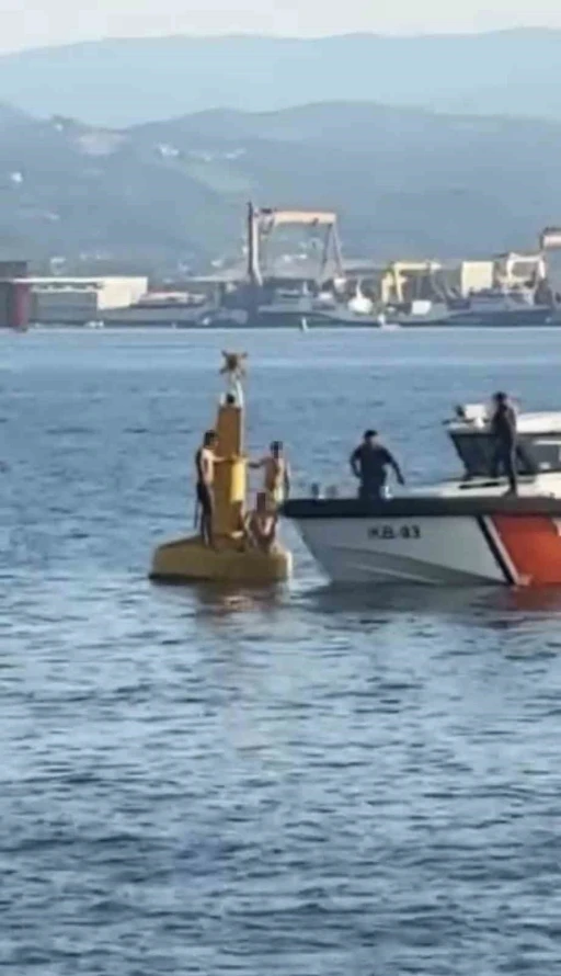 İzmit K&ouml;rfezi&rsquo;nde boğulmamak i&ccedil;in deniz fenerine &ccedil;ıkan 3 kişiyi Sahil G&uuml;venlik kurtardı
