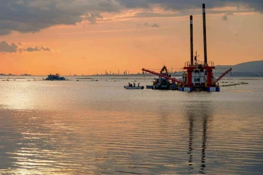 İzmit K&ouml;rfezi&rsquo;nden 1 milyon 750 bin metrek&uuml;p dip &ccedil;amuru temizlendi
