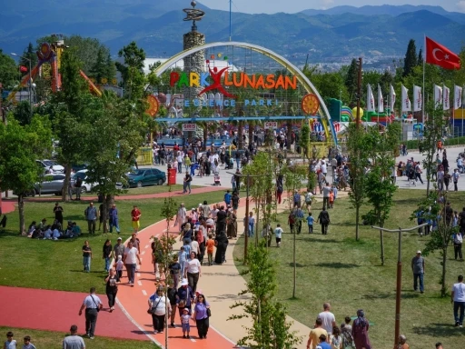 İzmit Millet Bah&ccedil;esi, yeni y&uuml;z&uuml;yle k&uuml;lt&uuml;r, sanat ve eğlencenin kalbi haline geldi
