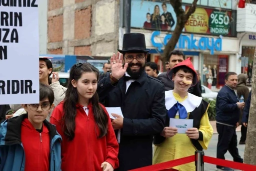 İzmit&rsquo;te edebiyat kahramanları sokaklara indi
